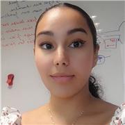 Apprentissage des bases mais principalement une pratiques orale régulière de la langue anglaise (méthodes et exercices adaptés pour chacun de manière attractive 😁). + réduction de l'accent